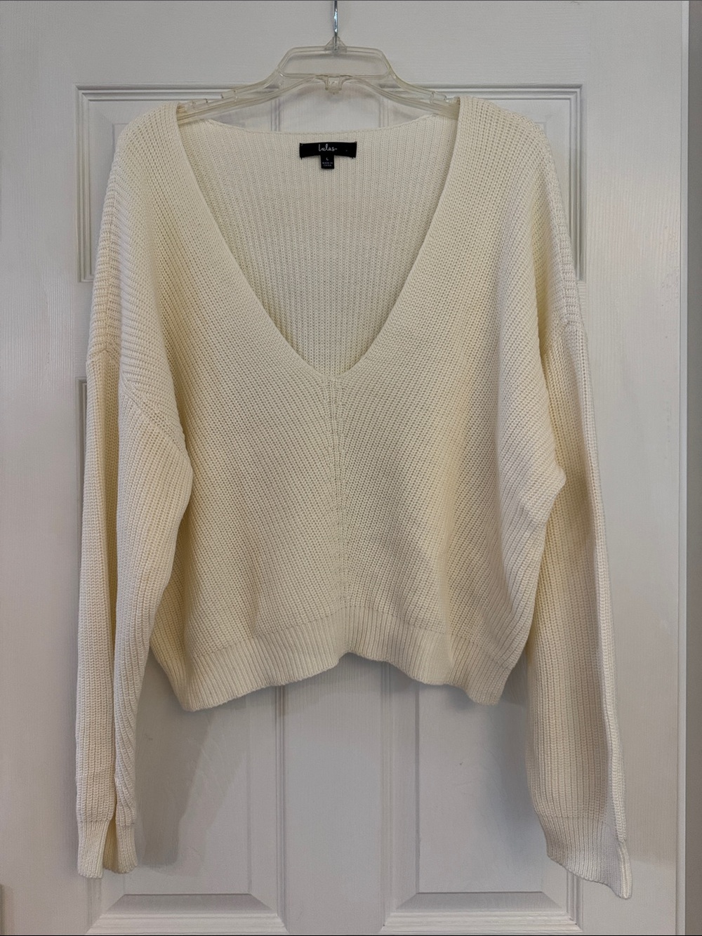 Lulu's Ivory V-Neck Knit Pullover Sweater. Women’s Large.